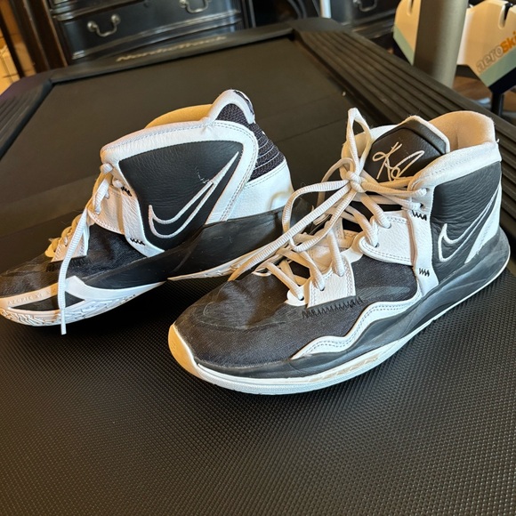 Nike Men's Black and White Athletic Shoes - Picture 4 of 7